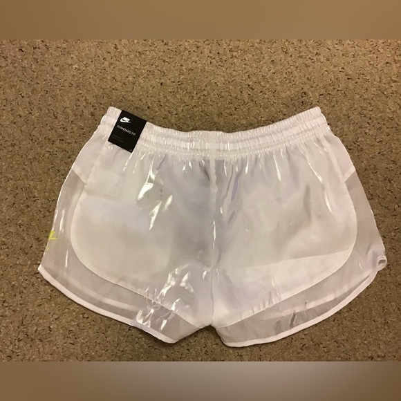 ๐ผ๐โโ๏ธ NIKE Women's Standard Fit Shorts ๐โโ๏ธ - Picture 2 of 5